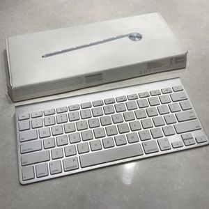 Apple  blue tooth Wireless Keyboard w/ box model number MC184LL/B ⭐️⭐️⭐️
